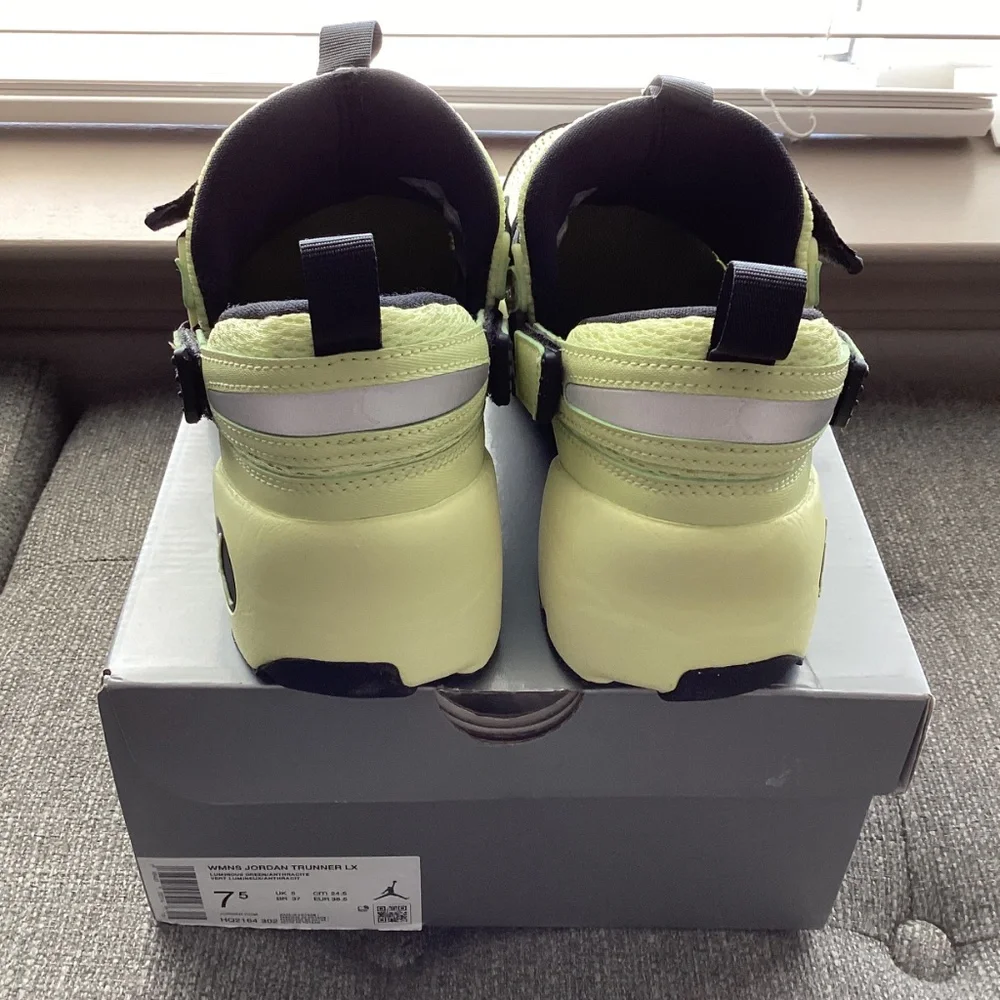 Jordan Trunner LX Sneaker (Women) 7.5M - Picture 4 of 13